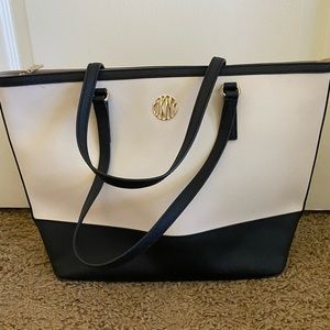 Gently used beautiful black and white DKNY handbag.